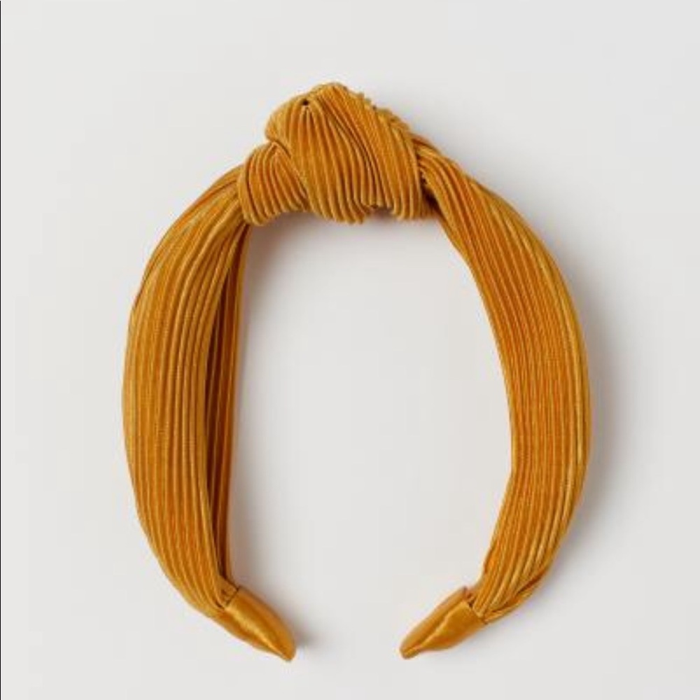 NWT Hairband knot detail in yellow